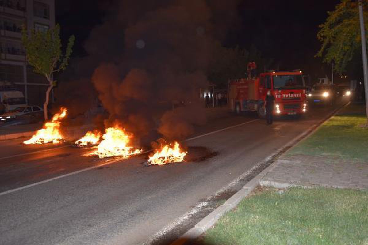 Yolu kapatıp, su istediler