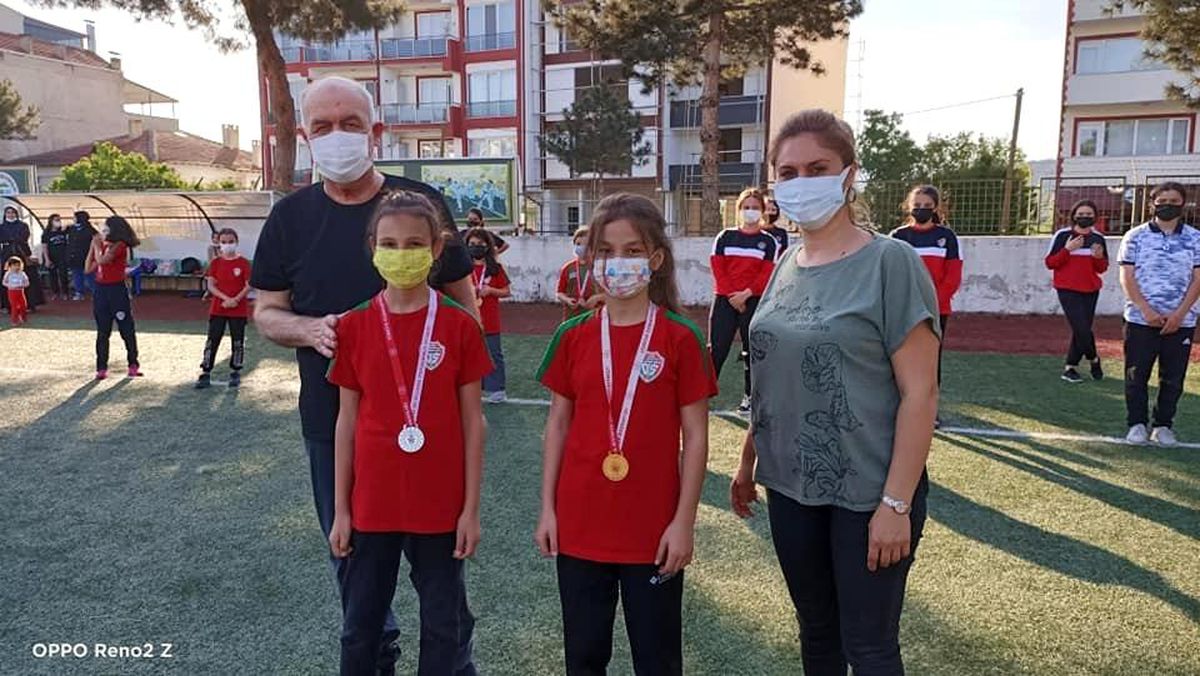 1308 Osmaneli Belediye Spor\'un başarılı sporcularına madalya verildi