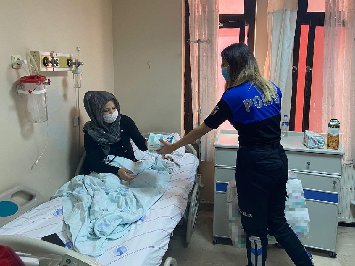 Adana\'da polisten, ailelere yeni doğan bebekleri için bez desteği
