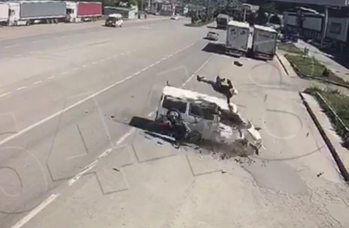 Amasya\'da feci kaza kamerada: Motosikletten fırlayıp minibüsün üstüne düştü