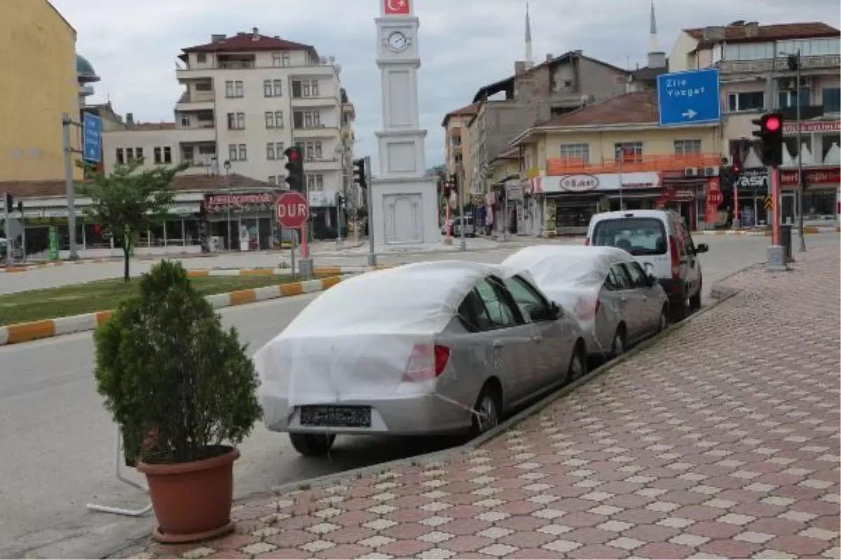 Araç sahiplerinden doluya karşı balonlu naylonla önlem
