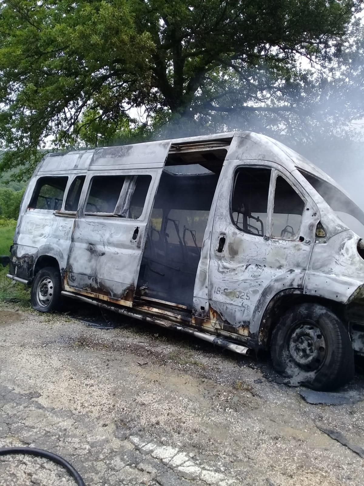 Bilecik\'te seyir halindeyken yanan minibüs kullanılamaz hale geldi
