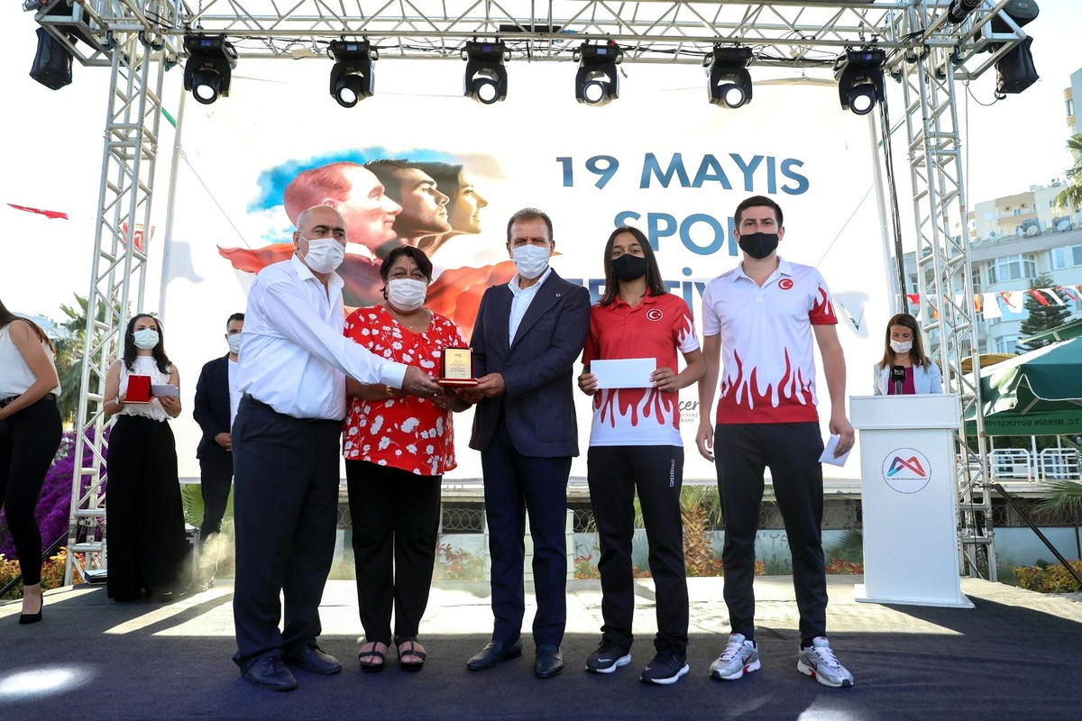 Büyükşehir Belediyesinden 49 başarılı sporcu ve 35 antrenöre 419 bin lira ödül