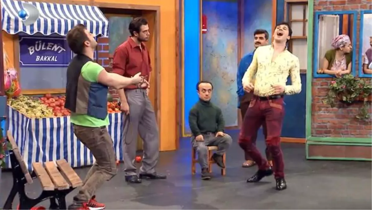 Çok Güzel Hareketler 2\'nin "Mahalle Katkısı" skeci yine çok güldürecek...