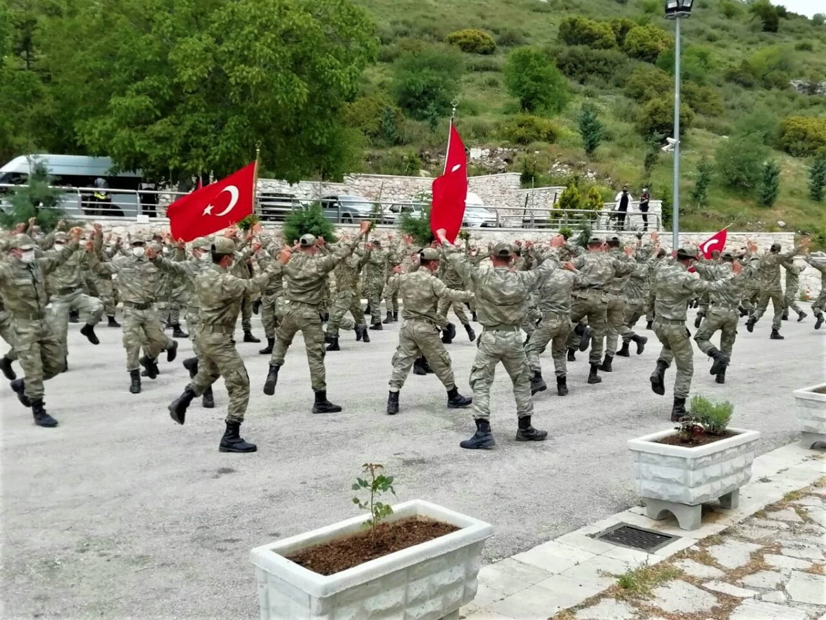 Eğirdir Dağ Komando Okulu ve Eğitim Merkezi Komutanlığı öğrencileri harmandalı oynadı