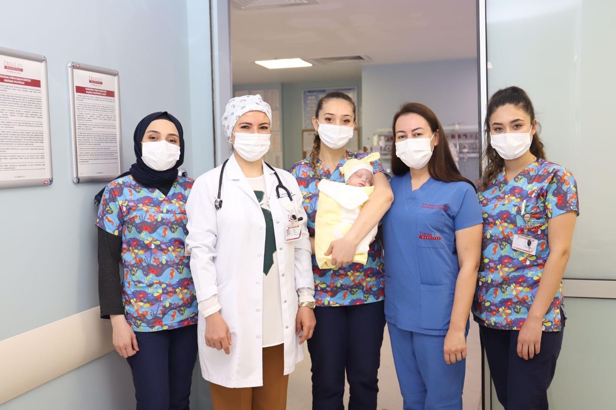 Gaziantep\'te 550 gram doğan "parmak bebek" hayata tutundu