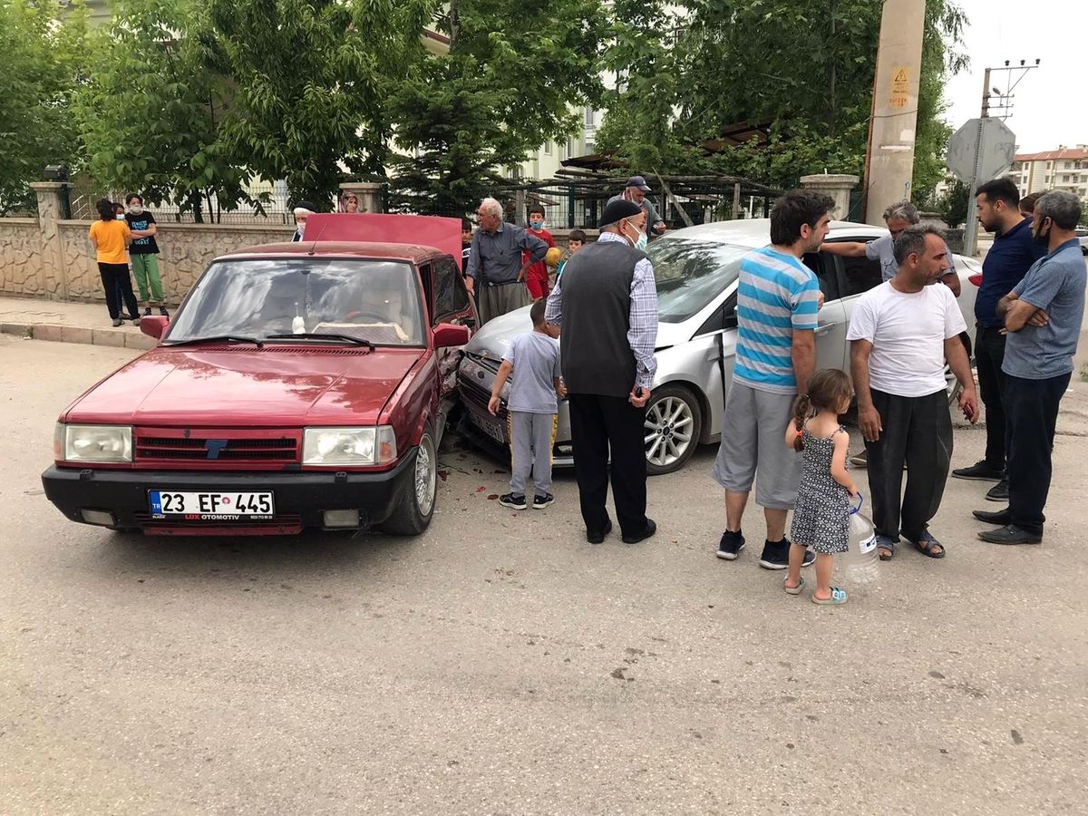 İki otomobil çarpıştı: 1 yaralı