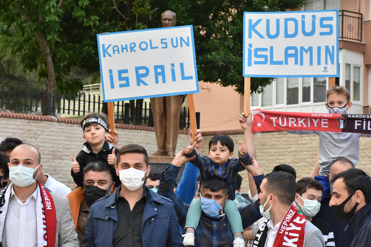 İsrail\'in Filistin\'e yönelik saldırıları Kemalpaşa\'da protesto edildi