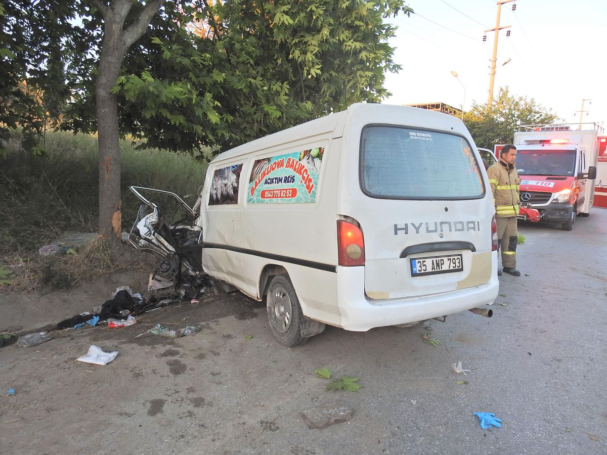 İzmir\'de ağaca çarpan midibüsteki 2 kişi yaralandı