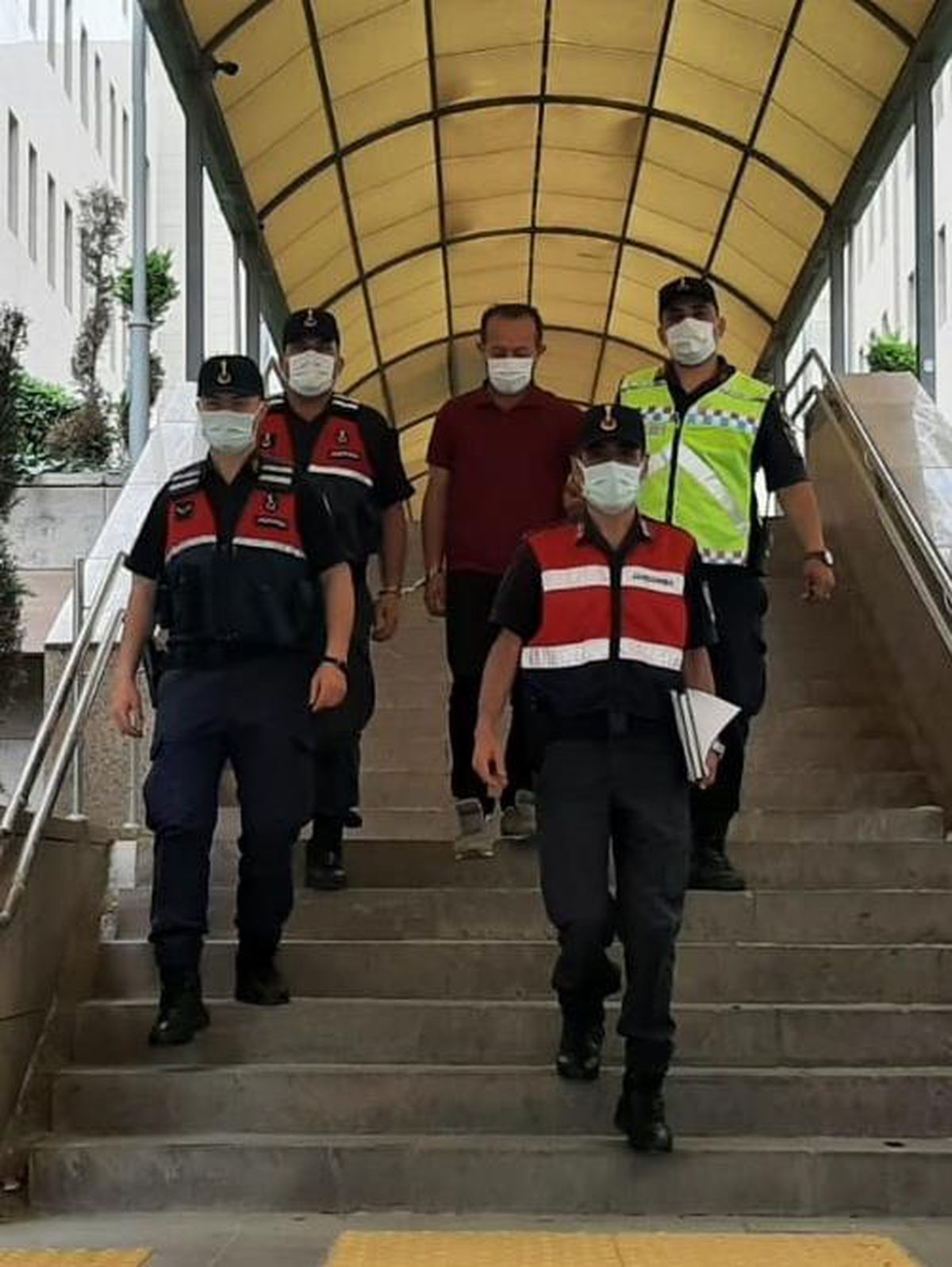 İzmir\'de hakkında 25 yıl kesinleşmiş hapis cezası bulunan kişi, ikizinin kimliğiyle yakalandı