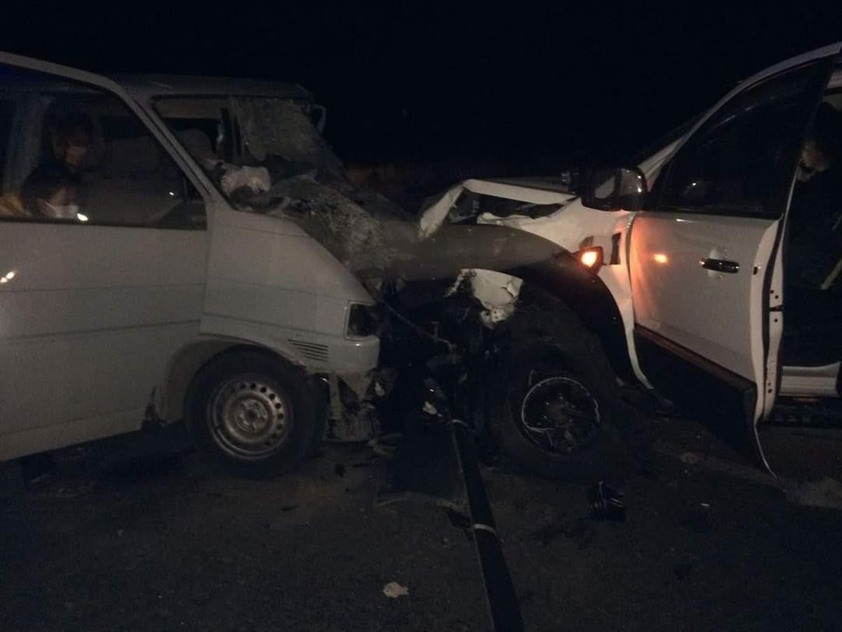 Son dakika... İzmir\'de kamyonetle minibüs çarpıştı: 2 ölü, 3 yaralı