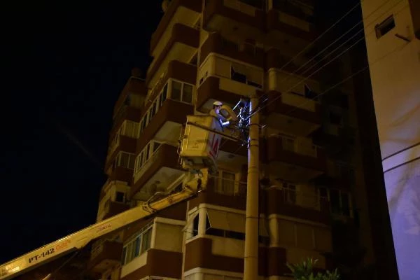 Yıkılma tehlikesi nedeniyle boşaltılan binadan elektrik kablolarını çalmaya çalışırken akıma kapılarak yaşamını yitirdi