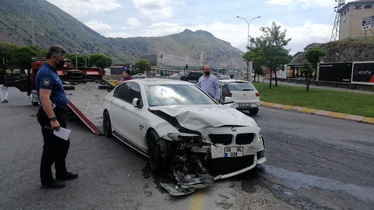 Kayseri\'de yola kontrolsüz çıkan otomobil 2 araca çarptı: 2 yaralı