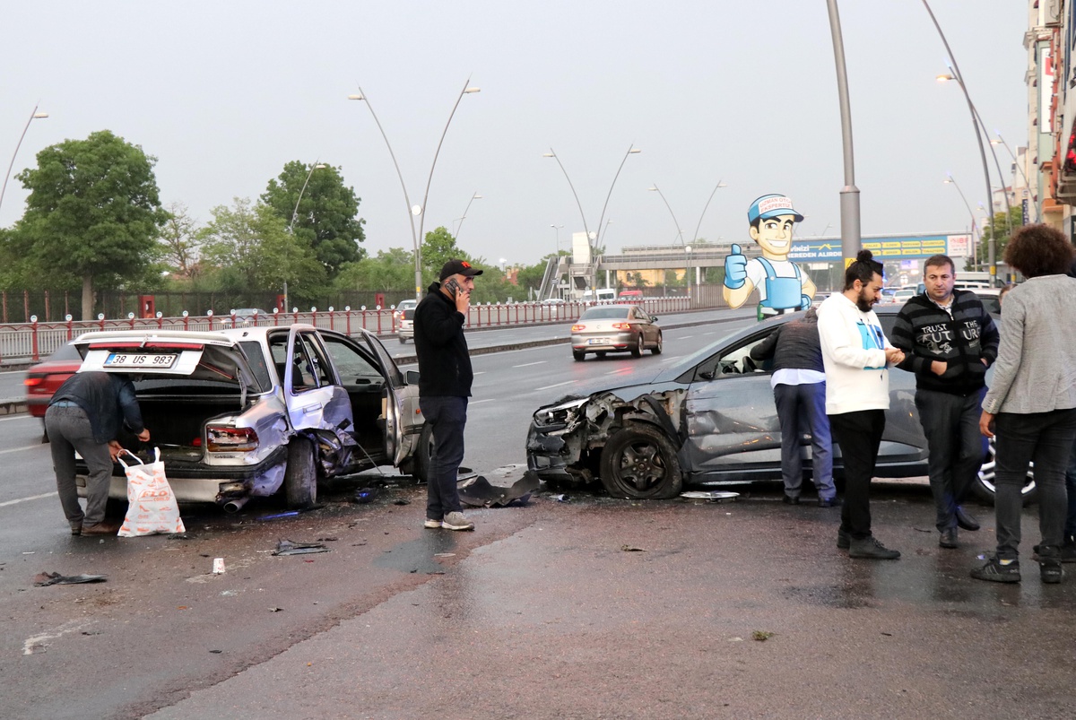 Kayseri\'de zincirleme trafik kazası: 3 yaralı