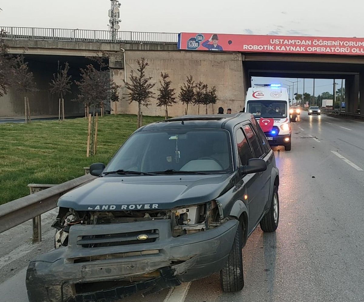 Kocaeli\'de cip bariyere çarptı: 1 yaralı