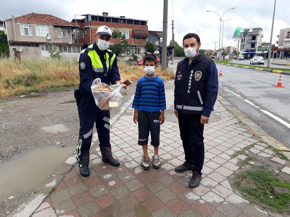 Küçük Semih\'ten yürekleri ısıtan hareket