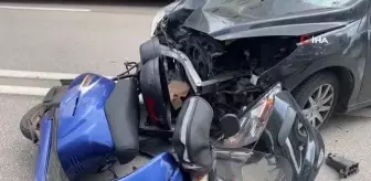 Otomobille motokurye kafa kafaya çarpıştı