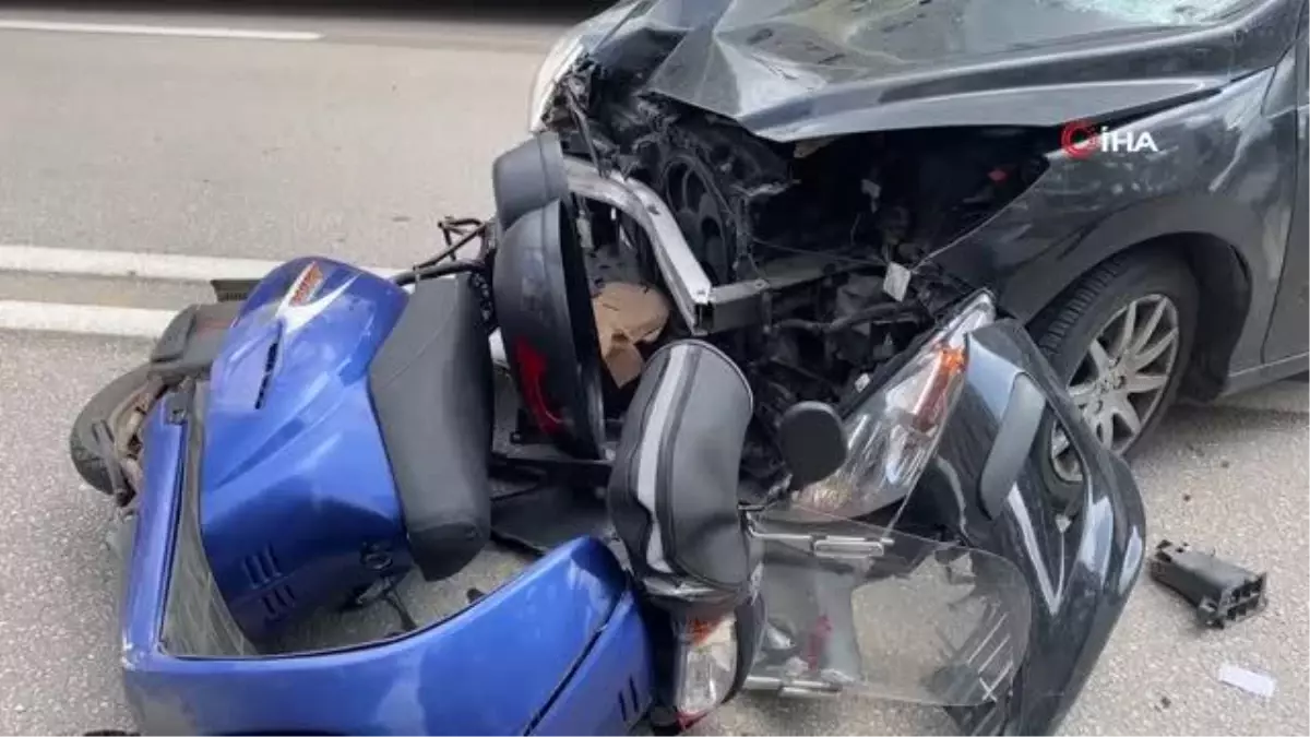 Otomobille motokurye kafa kafaya çarpıştı