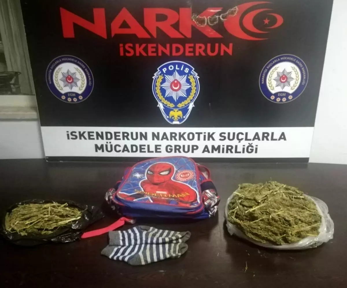 Son dakika haberi... Polisi fark eden şahsın attığı okul çantasından 617 gram esrar çıktı