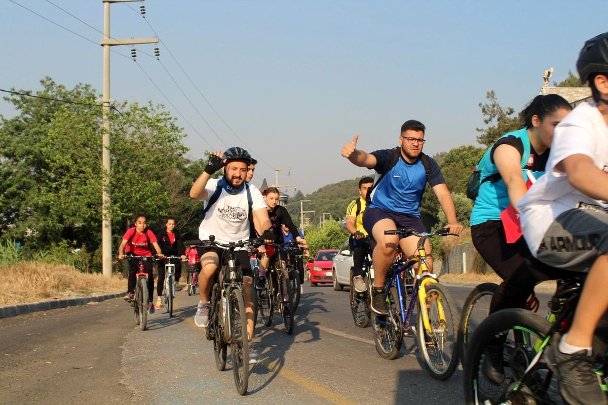 Salihli\'de pedallar gençlik için çevrildi