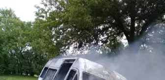 Seyir halindeyken alev alan minibüs yandı