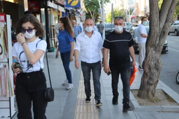 'Sıcakta nemlenen maske sık sık değiştirilmeli'