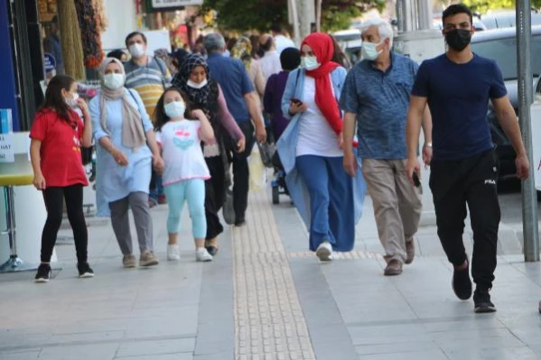 'Sıcakta nemlenen maske sık sık değiştirilmeli'