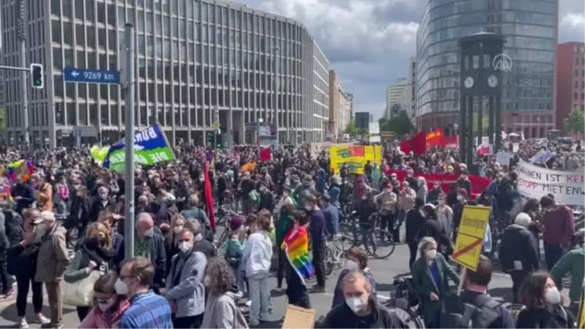 Almanya\'nın başkenti Berlin\'de yüksek kiralar protesto edildi