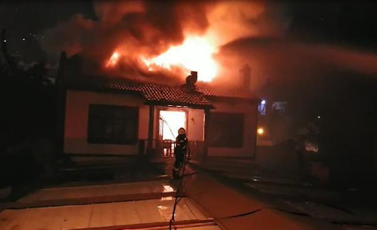 Amasya\'da otel olarak kullanılan tarihi konak alev alev yandı