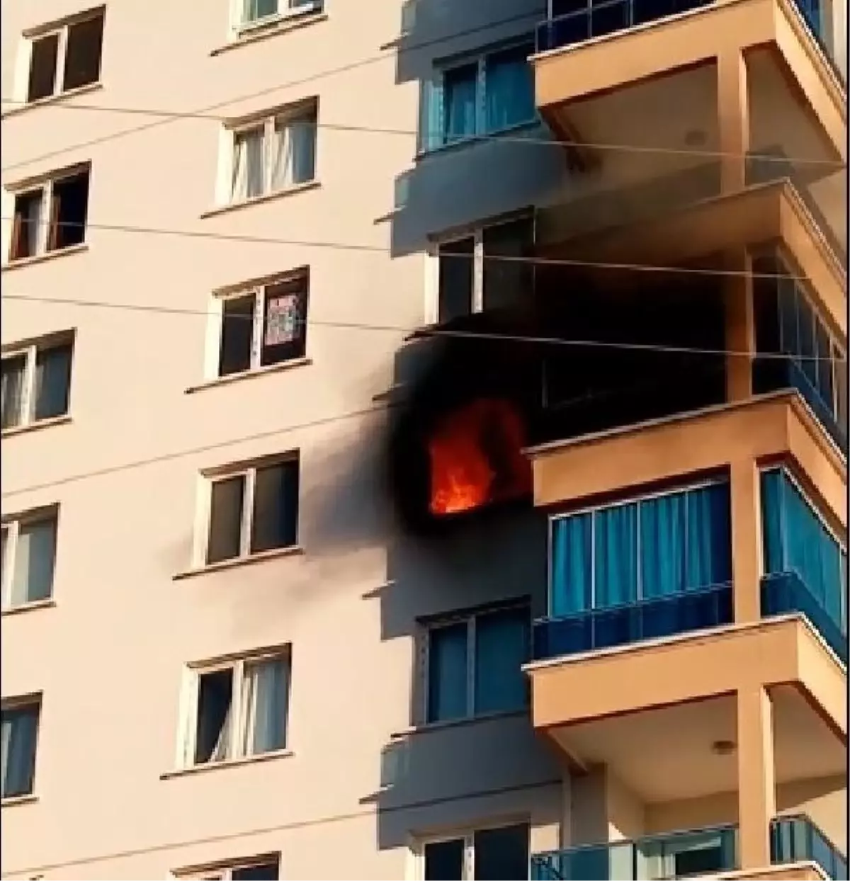 Son dakika haberi! ANKARA\'DA 11 KATLI BİNADA KORKUTAN YANGIN