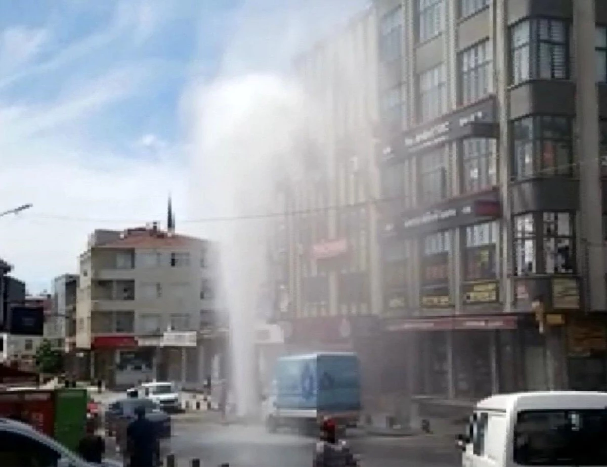 Ataşehir\'de çalışma yapılırken su borusu patladı: Su apartmanın yüksekliğine çıktı