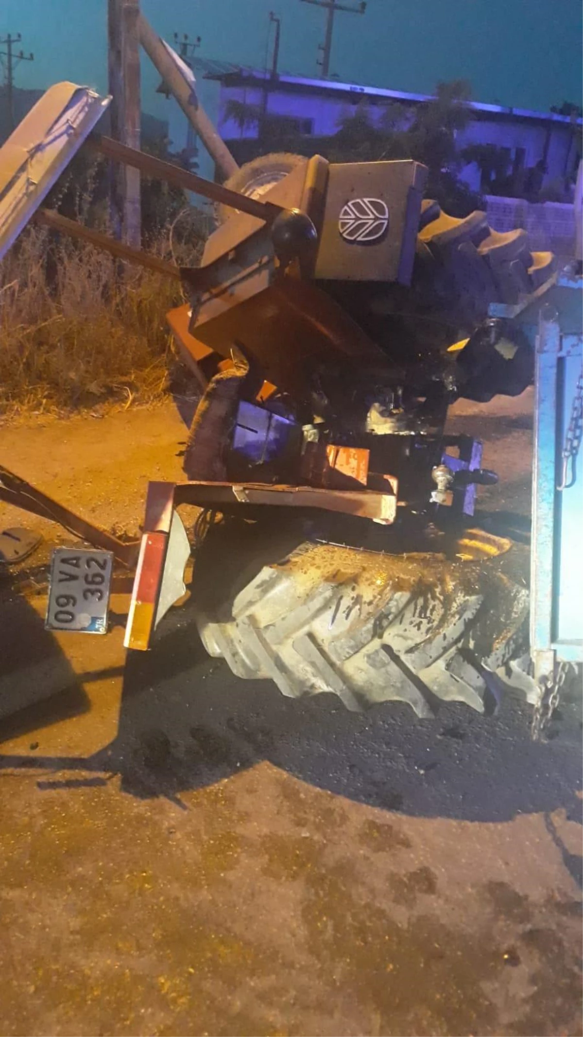Aydın\'da traktörle otomobilin çarpışması sonucu 3 kişi yaralandı