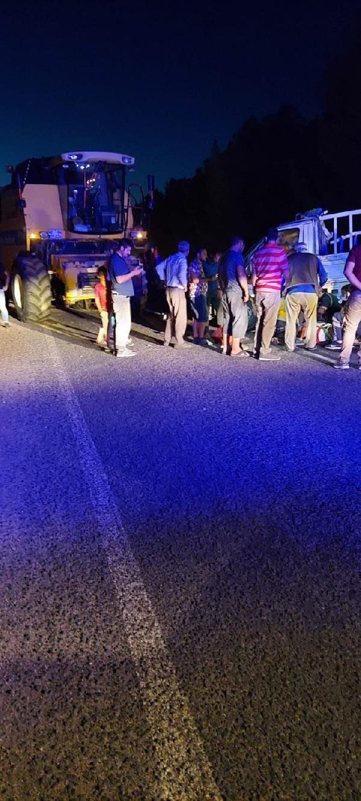 Son Dakika | Biçerdövere çarpan kamyonetin sürücüsü öldü, babası yaralandı