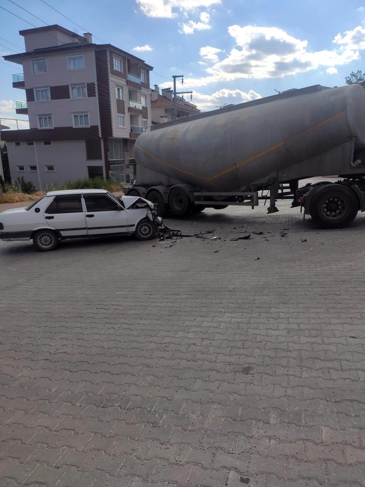 Burdur\'da otomobil iş makinesine çarptı: 2 yaralı