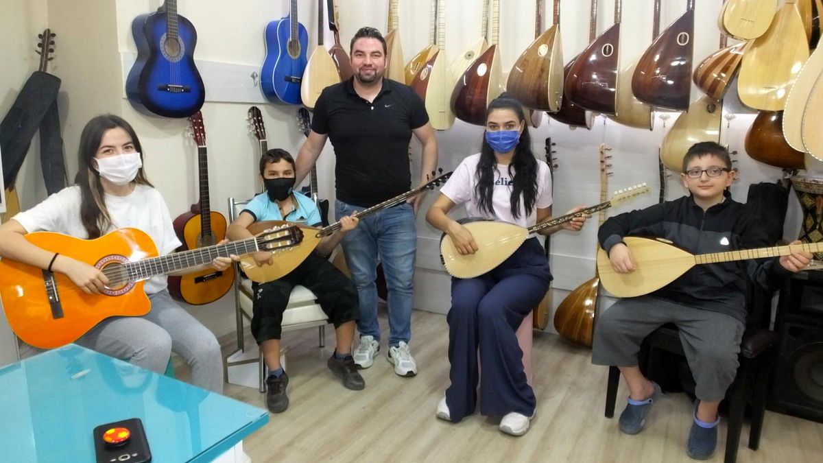 Burhaniyeli sanatçı bağlamanın kitabını yazdı
