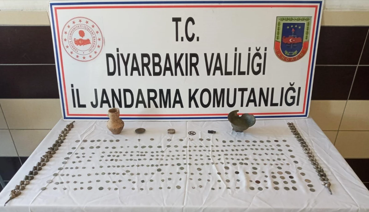 Son dakika haberi | Diyarbakır\'da tarihi eser kaçakçılığı operasyonu: 328 eseri 65 bin dolara satmaya çalışırken yakalandılar