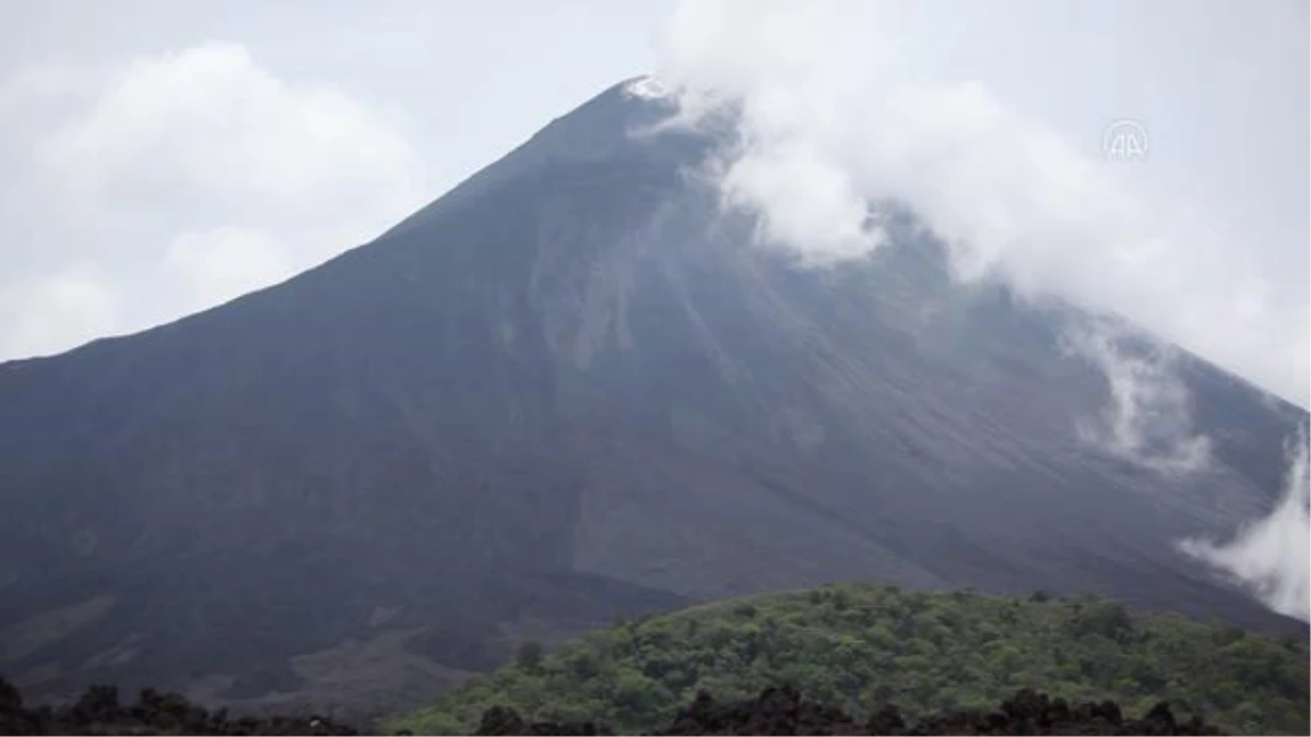 GUATEMALA - Pacaya Yanardağı civarında yaşayan köylüler volkanik aktivitenin durması için dua etti.