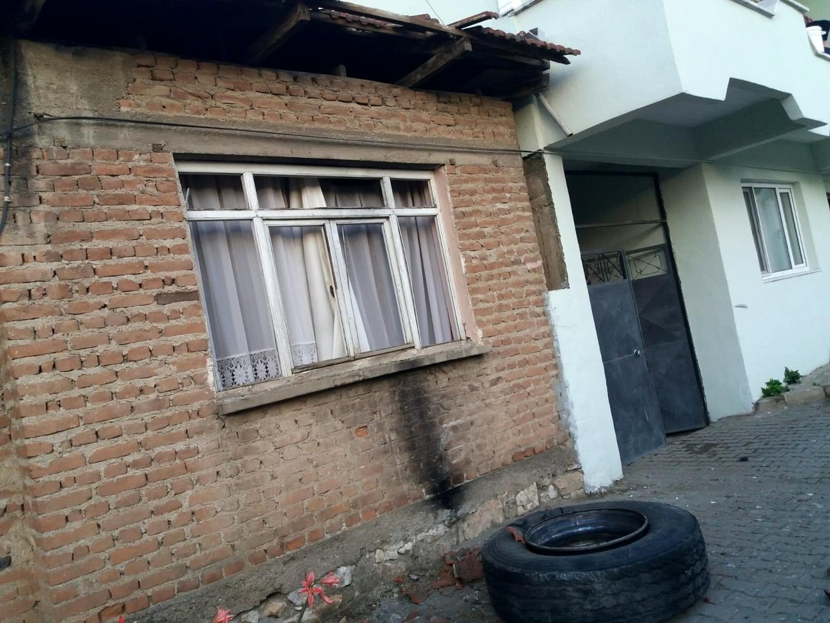 Hafriyat kamyonun tekerliği yerinden fırlayarak patladı