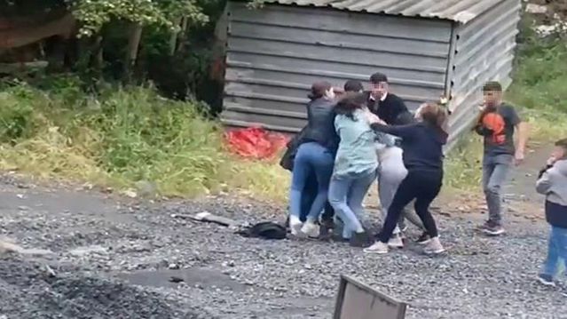 Genç kızlar, tekme tokat birbirlerine girdi! O anlar saniye saniye görüntülendi Genç kızlar, tekme tokat birbirlerine girdi! O anlar saniye saniye görüntülendi