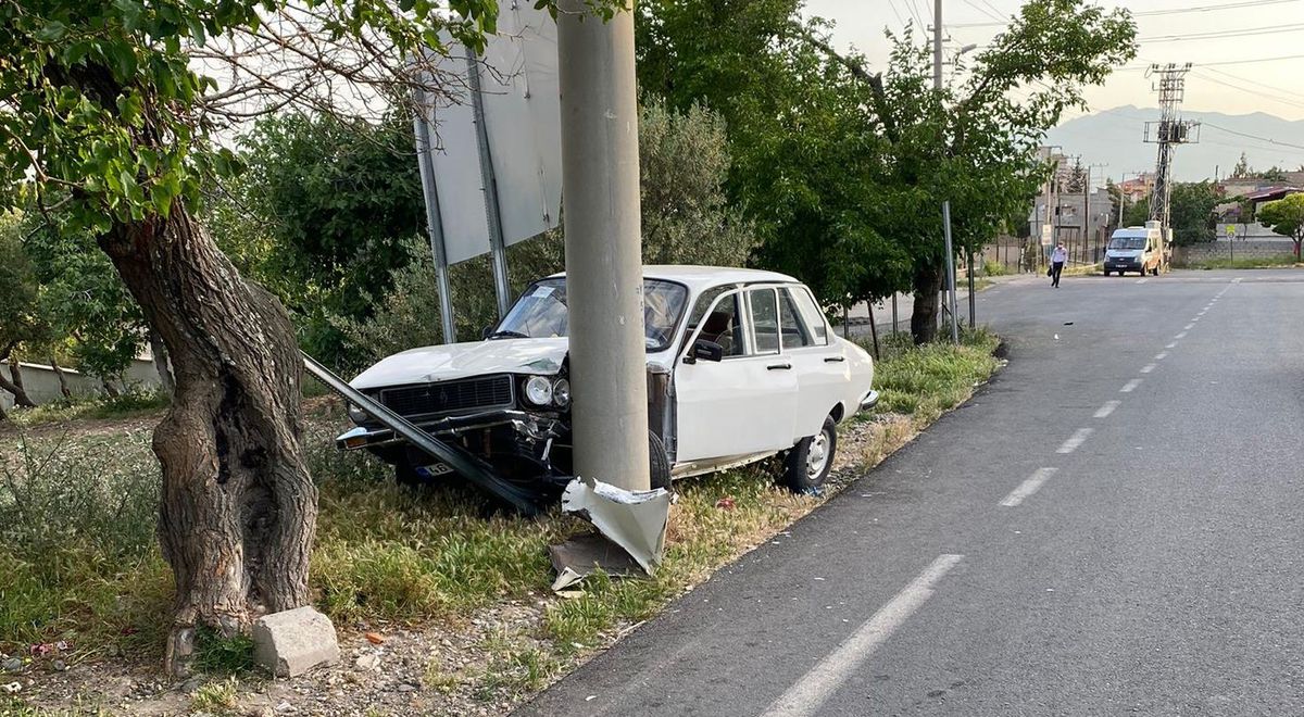 Kahramanmaraş\'ta elektrik direğine çarpan otomobildeki 2 kişi yaralandı