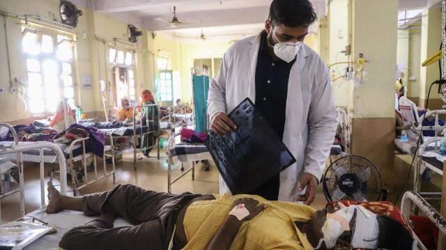 Koronanın pençesindeki Hindistan'da yeni hastalık! Doktorlar binlerce hastanın gözlerini oydu Koronanın pençesindeki Hindistan'da yeni hastalık! Doktorlar binlerce hastanın gözlerini oydu