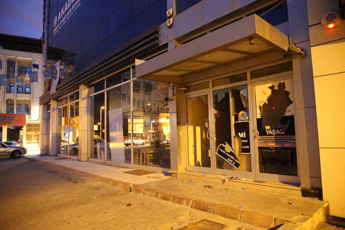 Son dakika haber | Malatya\'da iş merkezinin giriş kapısının camını taş ve sopayla kıran kişi gözaltına alındı