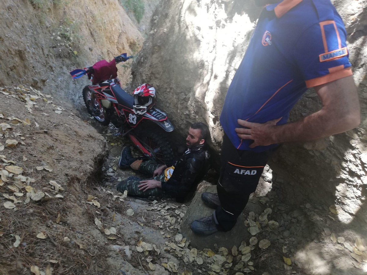 Manisa\'da arazi motosikletiyle kuru dere yatağına düşen sürücüyü, AFAD ekibi kurtardı