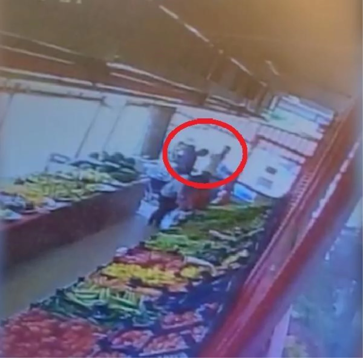 Müşteri, "Maske takın" diye uyaran market çalışanının burnunu kırdı