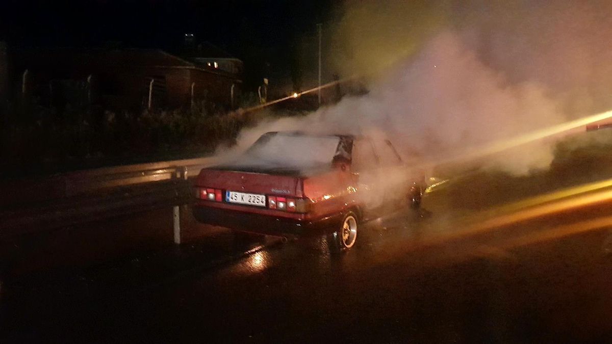 Orta refüje çarpan otomobil yanarak küle döndü