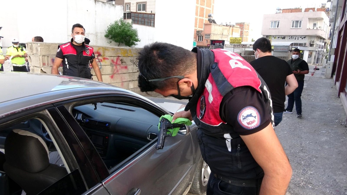 Otomobil arıza yapınca polislerden kaçamadılar