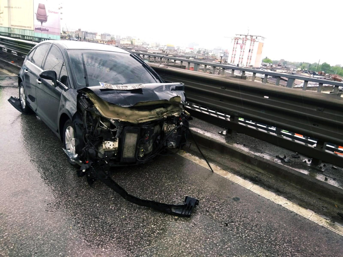 Otomobil bariyere çarptı: 1 yaralı