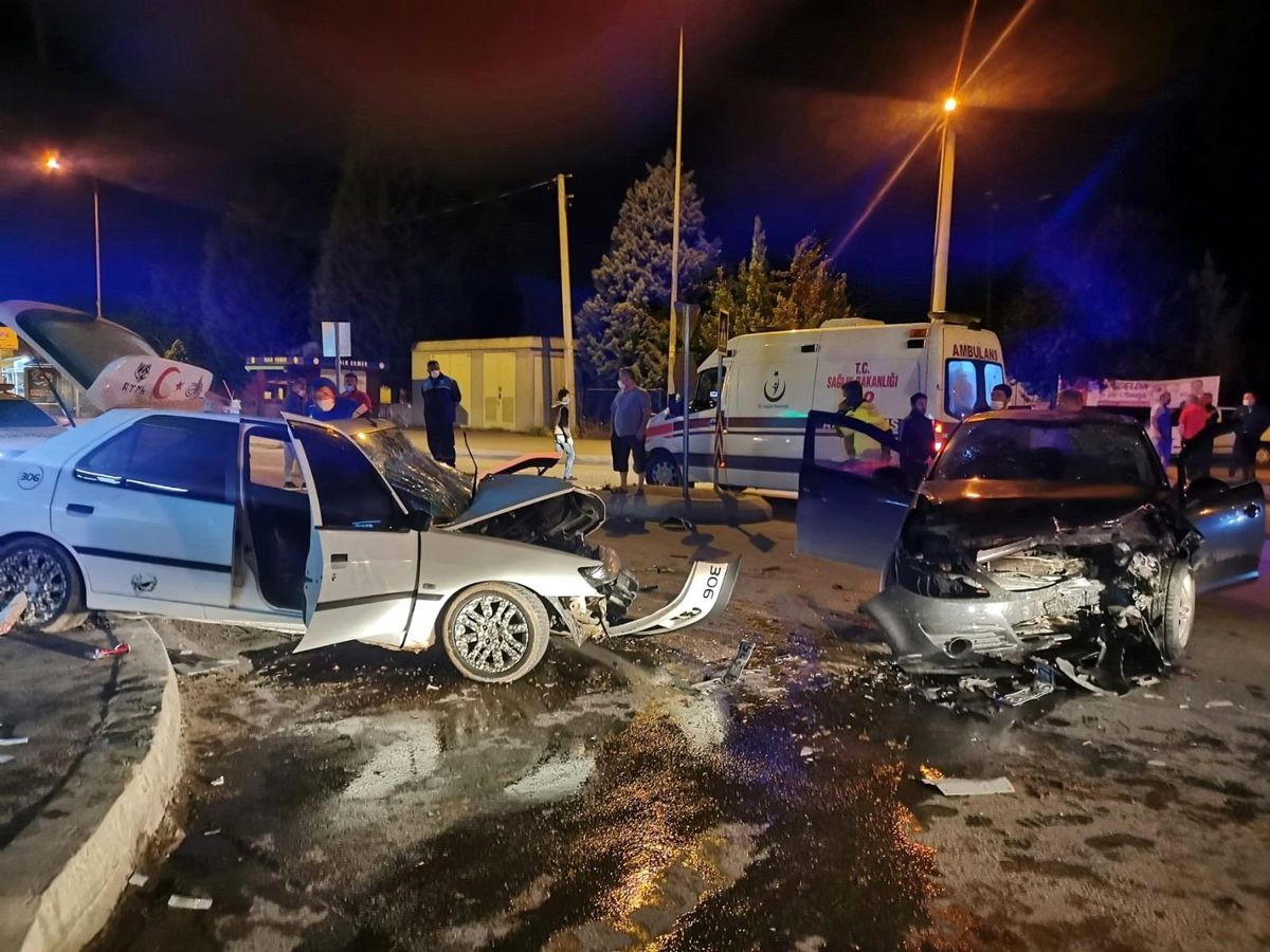 Sakarya\'da iki otomobil çarpıştı: 4 yaralı