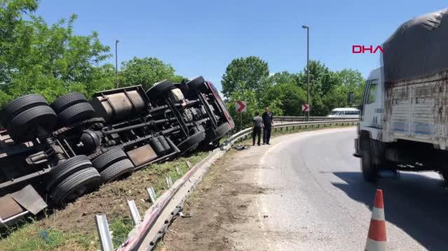 SAKARYA KONTROLDEN ÇIKAN DOMATES YÜKLÜ KAMYON DEVRİLDİ SÜRÜCÜ KAZAYI YARALANMADAN ATLATTI