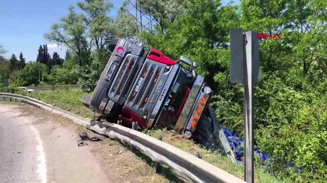 SAKARYA KONTROLDEN ÇIKAN DOMATES YÜKLÜ KAMYON DEVRİLDİ SÜRÜCÜ KAZAYI YARALANMADAN ATLATTI